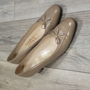 Salvatore Farragamo Tan Leather Heels with Bow and Almond Toe Size 7 1/2 Narrow
